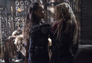 The 100 -- "Ye Who Enter Here" -- ImageàHU303A_0096 --àPictured (L-R): Alycia Debnam-Carey as Lexa and Eliza Taylor as Clarke -- Credit: Cate Cameron/The CW -- é 2016 The CW Network, LLC. All Rights Reserved